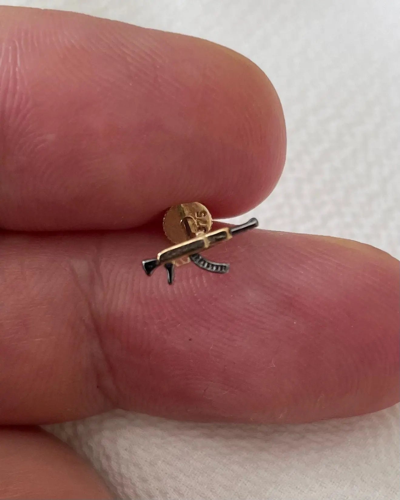 9ct Yellow Gold Mini AK-Style Bar Stud Earring – 7.5mm limanilondon
