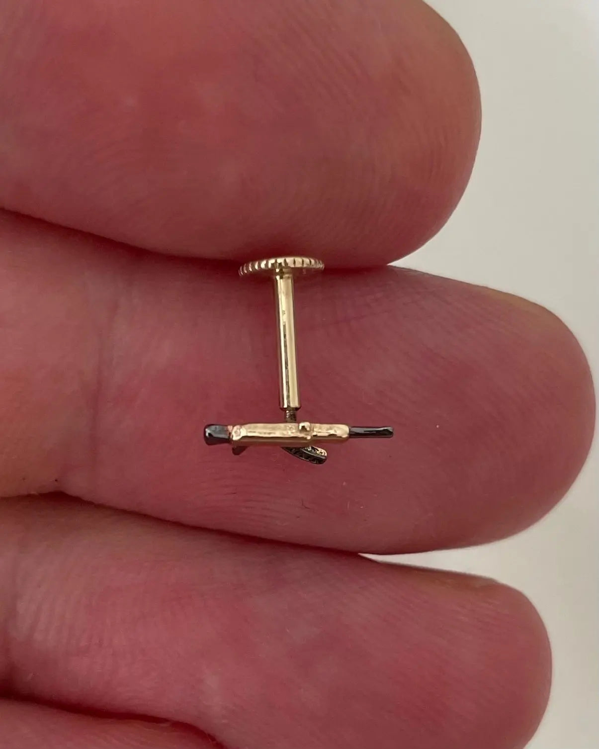9ct Yellow Gold Mini AK-Style Bar Stud Earring – 7.5mm limanilondon