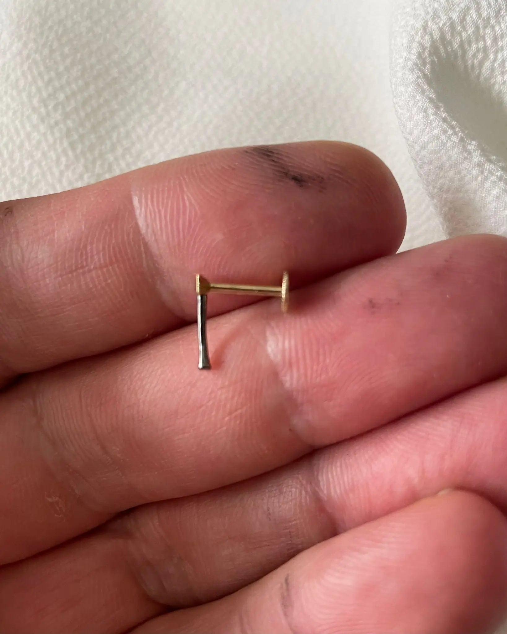 9ct Yellow Gold Mini Axe Stud Earring – 7.5mm Screw-Back limanilondon