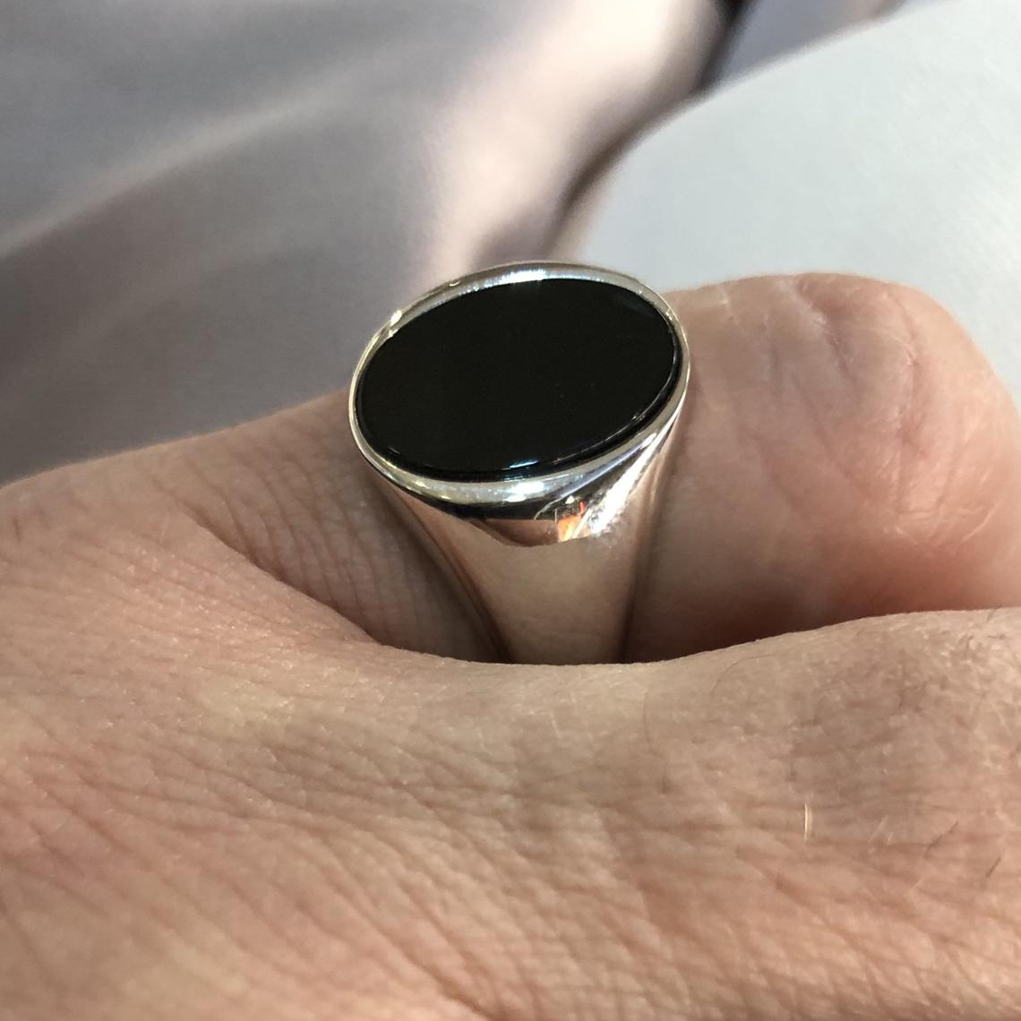 Silver Men's Oval Black Onix Plain Sides Signet Ring O-T Sizes - Gift Boxed