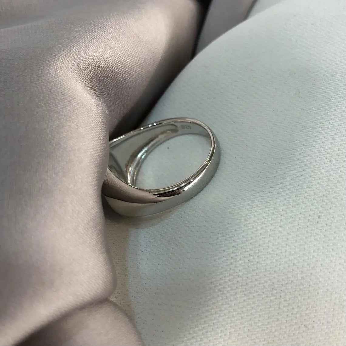 Silver Men's Oval Black Onix Plain Sides Signet Ring O-T Sizes - Gift Boxed