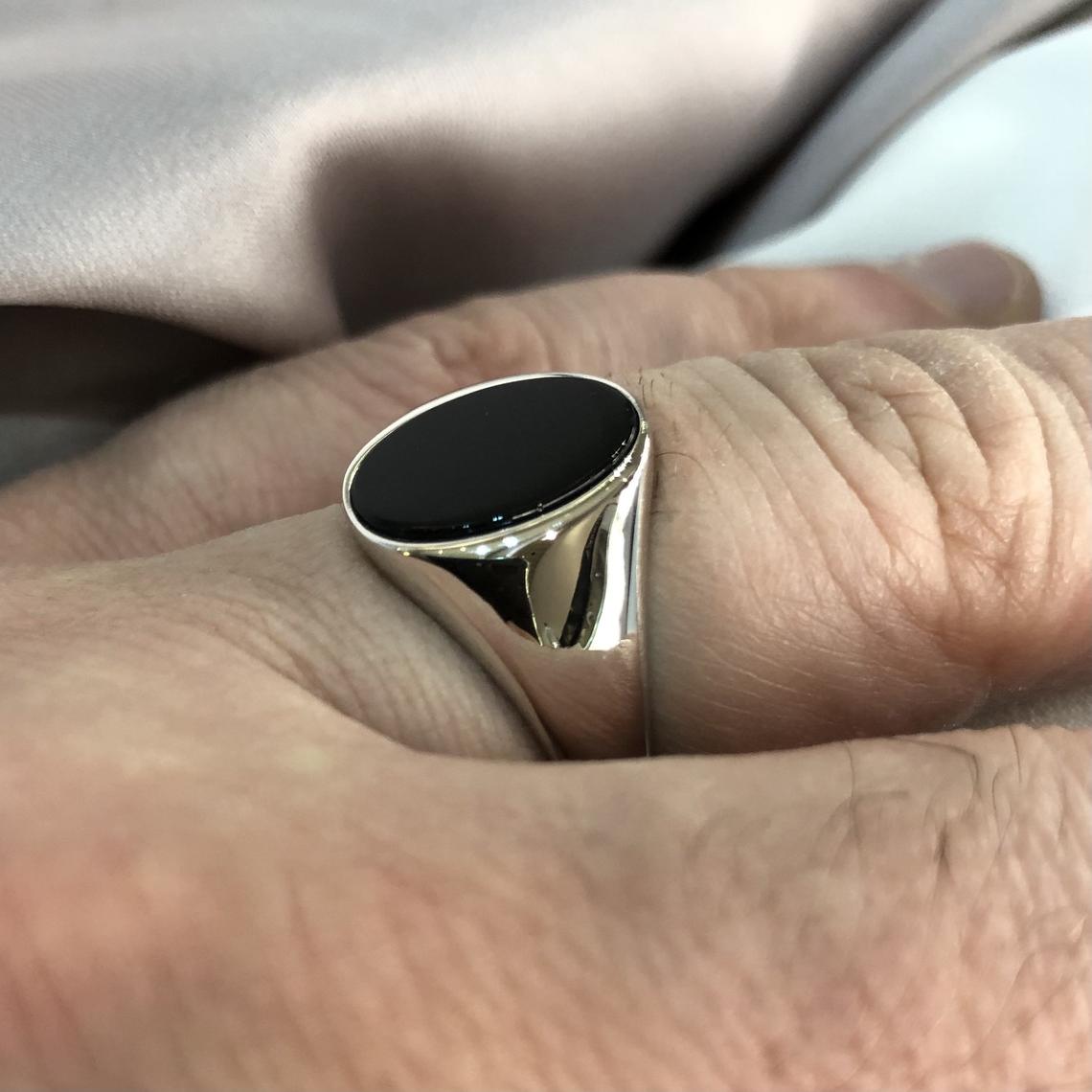 Silver Men's Oval Black Onix Plain Sides Signet Ring O-T Sizes - Gift Boxed