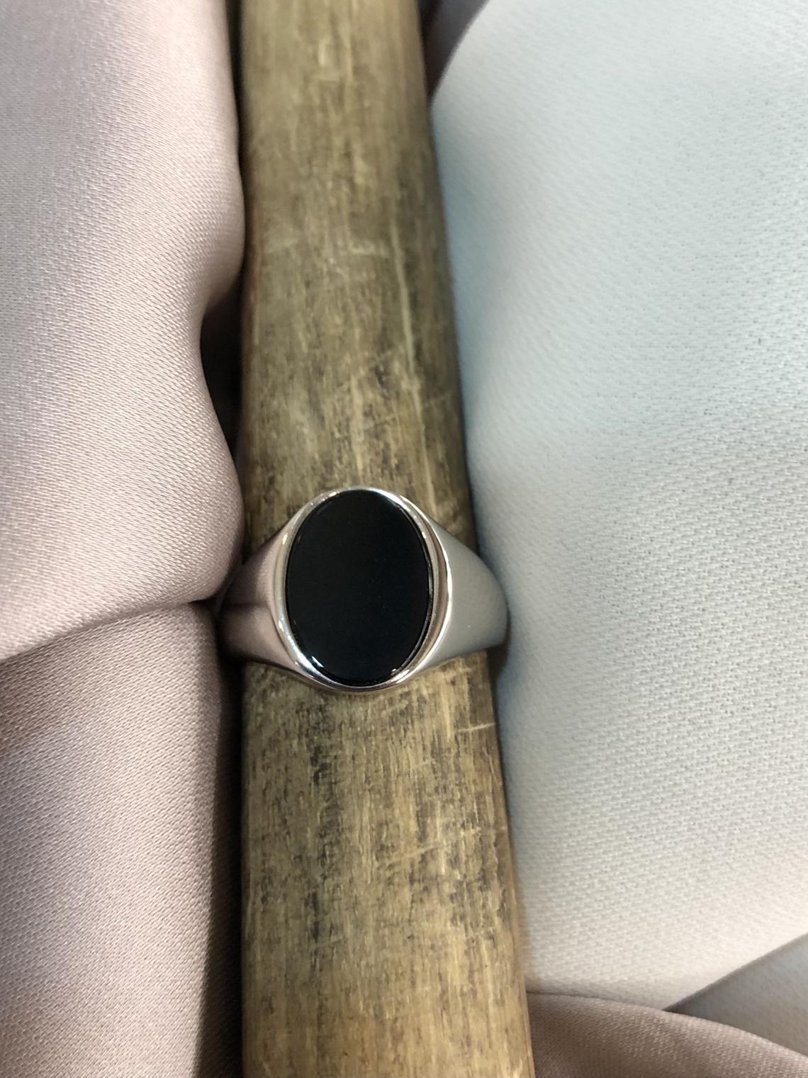 Silver Men's Oval Black Onix Plain Sides Signet Ring O-T Sizes - Gift Boxed