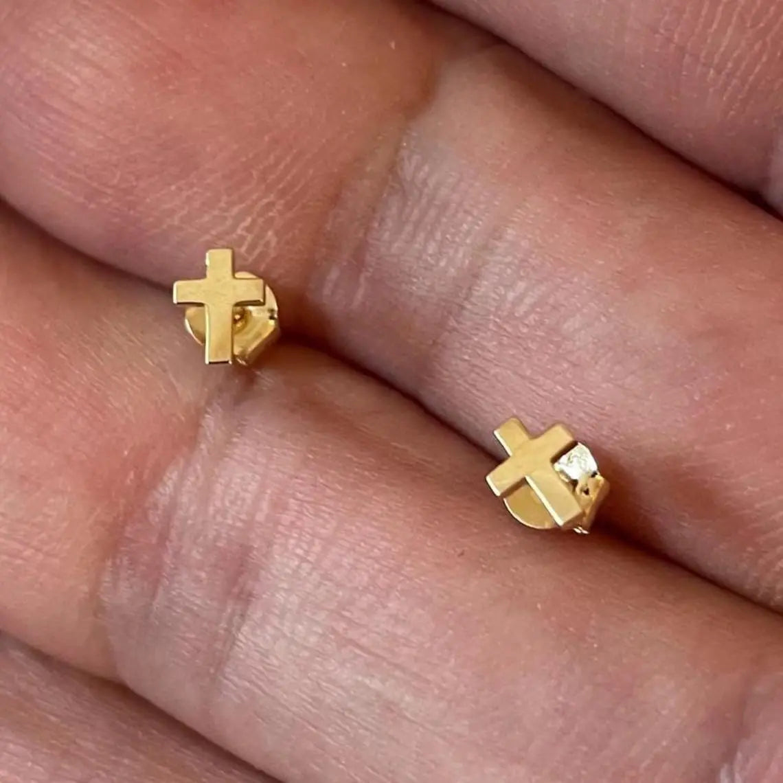 9CT Yellow Gold Cross Stud Earrings - Gift Boxed limanilondon