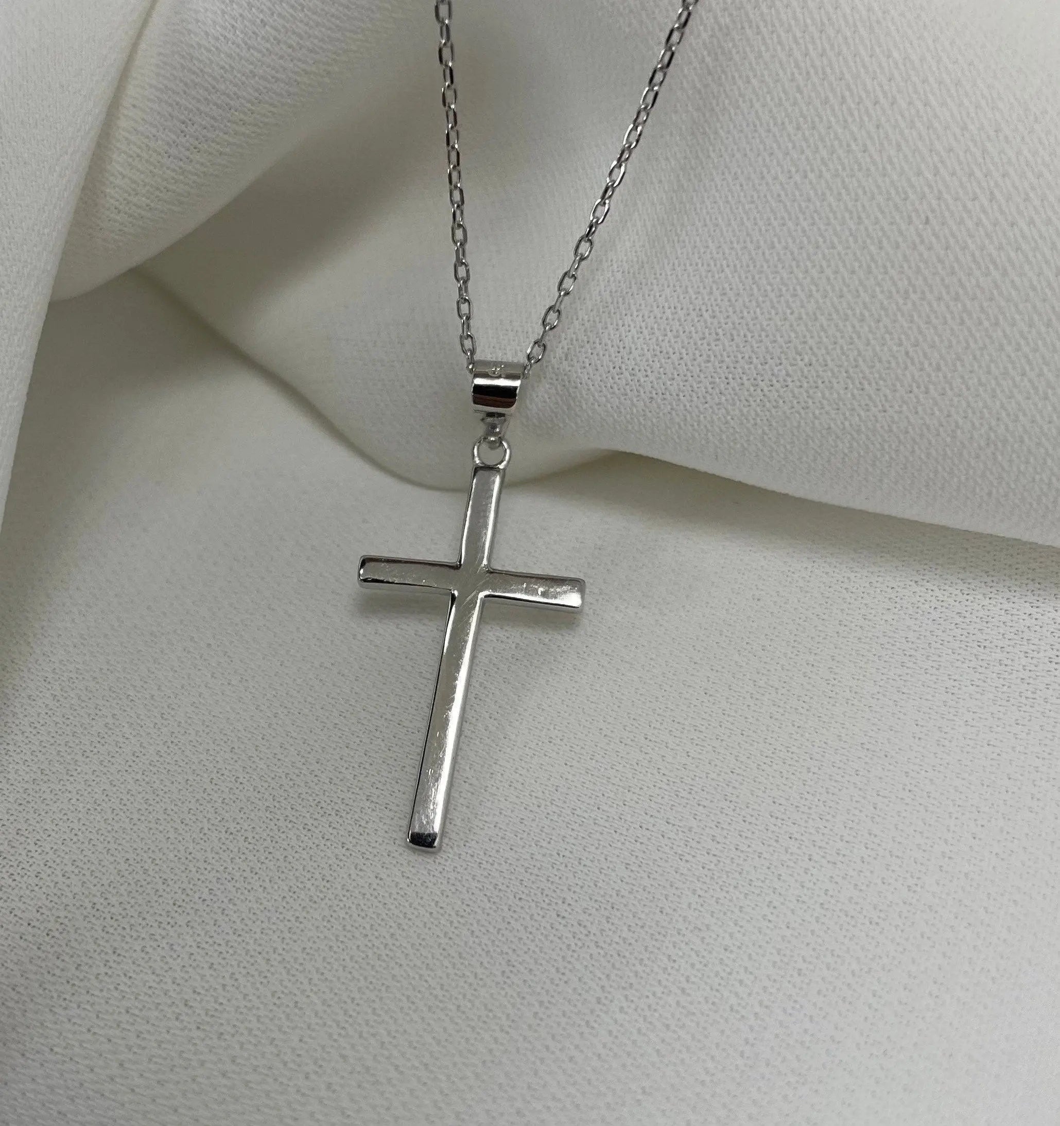 Sterling Silver Cross Pendant Necklace: Rhodium Plated, Gift Boxed limanilondon