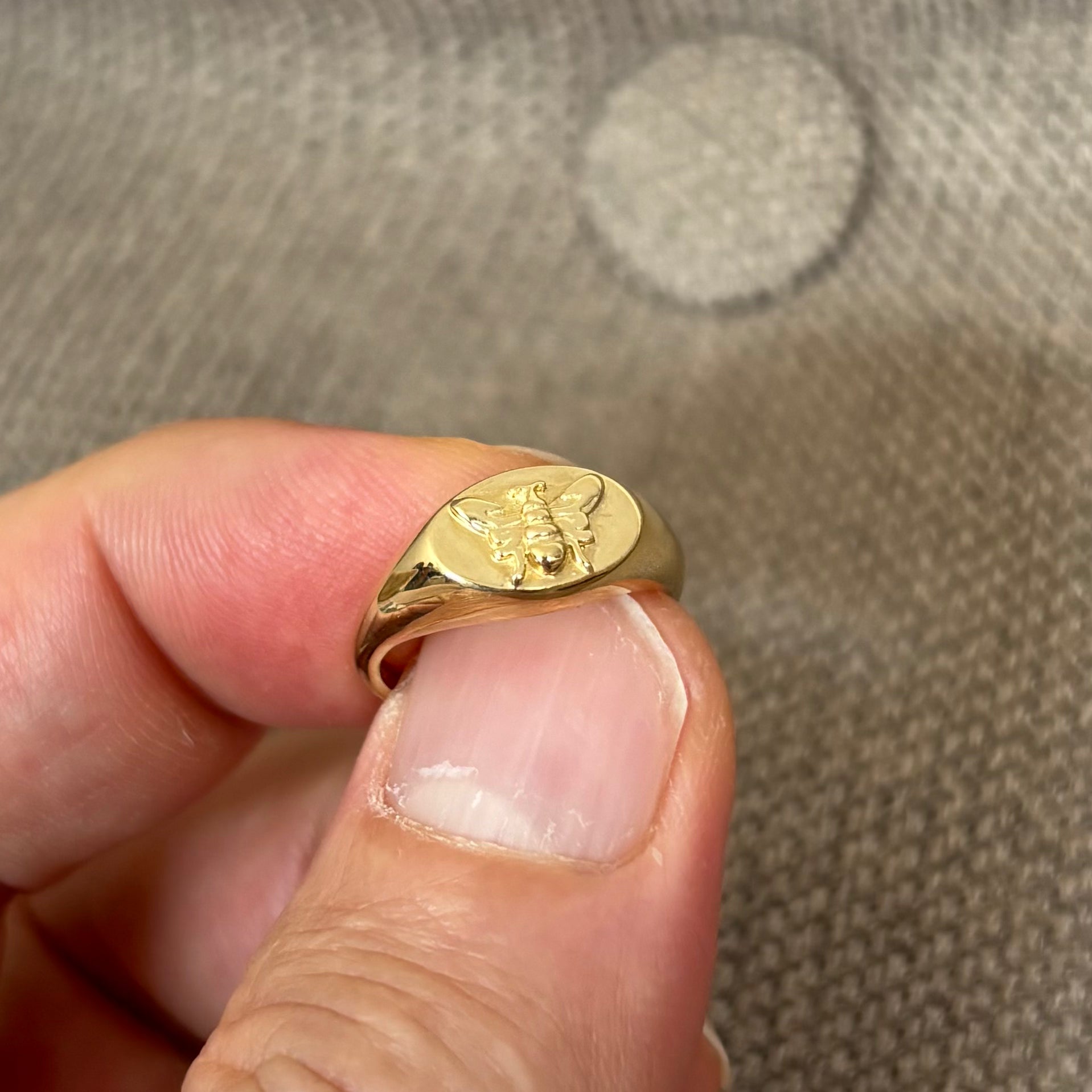 Elegant Genuine 9ct Yellow Gold Bee Signet Ring – A Touch of Class for Any Occasion