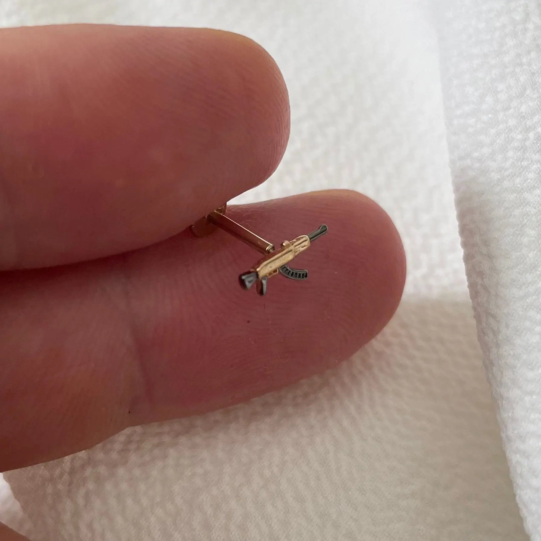 9ct Yellow Gold Mini AK-Style Bar Stud Earring – 7.5mm limanilondon