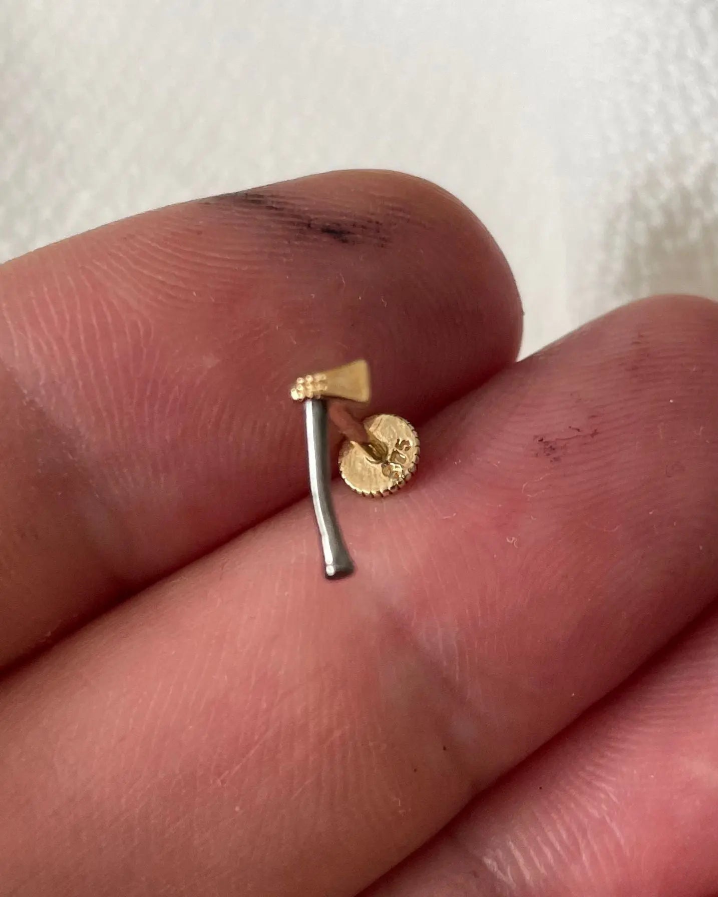 9ct Yellow Gold Mini Axe Stud Earring – 7.5mm Screw-Back limanilondon