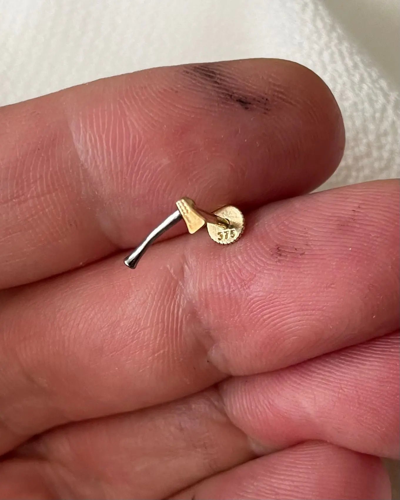 9ct Yellow Gold Mini Axe Stud Earring – 7.5mm Screw-Back limanilondon