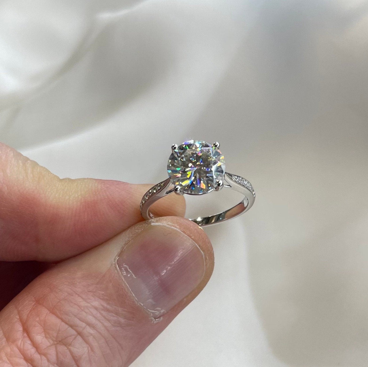 2.5 Carat Moissanite Diamond (9 mm) Luxury Ring Engagement 925 Sterling Silver